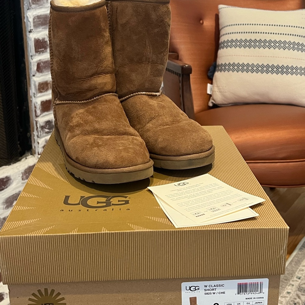 Ugg Chestnut Size 9 Classic Short Boots